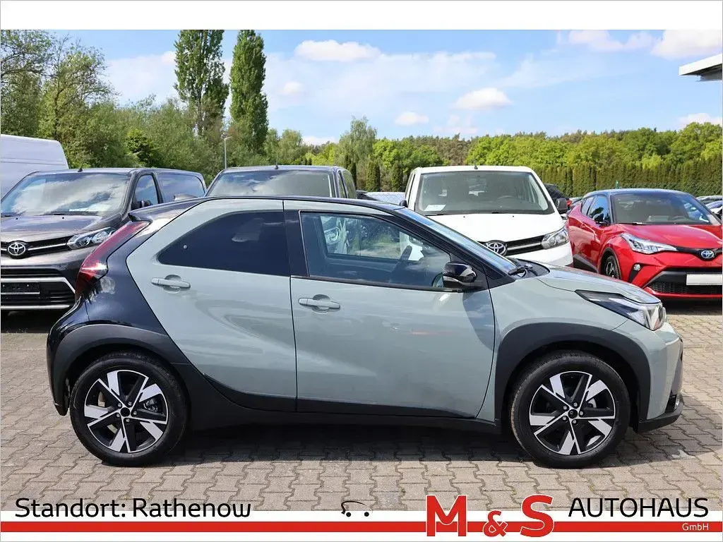 Neu Toyota Aygo X 116 PS (85 kW) 2026 Grün SUV