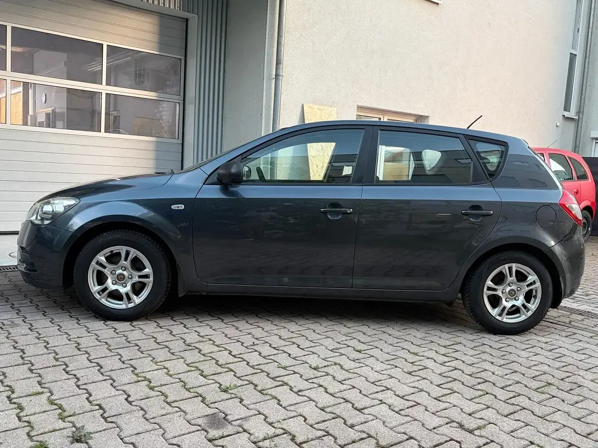 Gebraucht Kia Ceed 90 PS (66 kW) 2011 Grau Kleinwagen