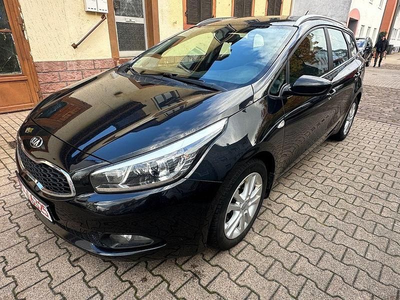 Schwarz Gebraucht 2015 Kia Ceed Limousine | 5.290 € (Guter Preis) - Bild 1/4