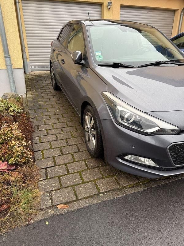 Gebraucht Hyundai i20 Style 101 PS (74 kW) 2015 Grau Kleinwagen