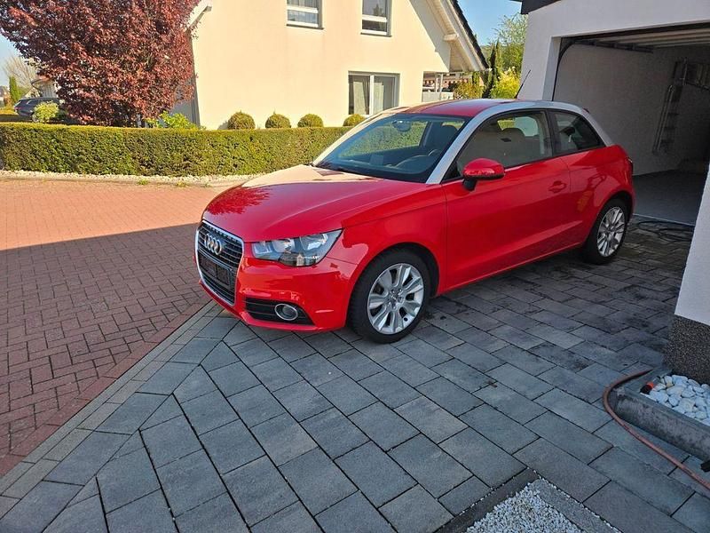 Używany Audi A1 Attraction 105 KM (77 kW) 2011 Czerwony Hatchback