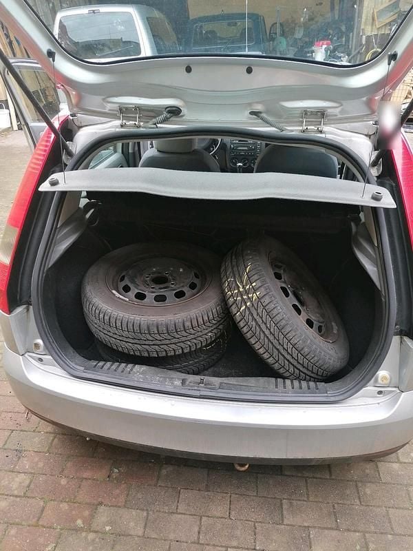 Gebraucht Ford Fiesta 60 PS (44 kW) 2002 Silber Kleinwagen