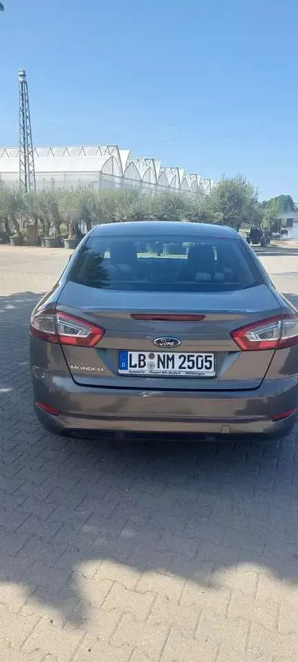 Gebraucht Ford Mondeo 163 PS (119 kW) 2013 Silber Kombi