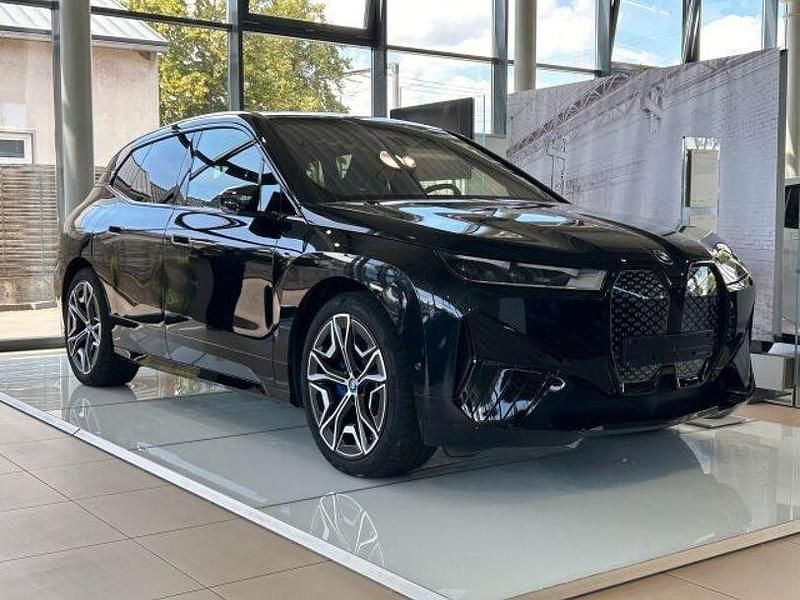 Saphirschwarz (metallic) Gebraucht 2024 BMW iX Sport Line SUV | 56.370 € (Fairer Preis) - Bild 1/4