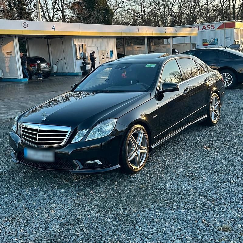 Schwarz Gebraucht 2011 Mercedes E300 AMG Limousine | 13.250 € (Etwas zu teuer) - Bild 1/4