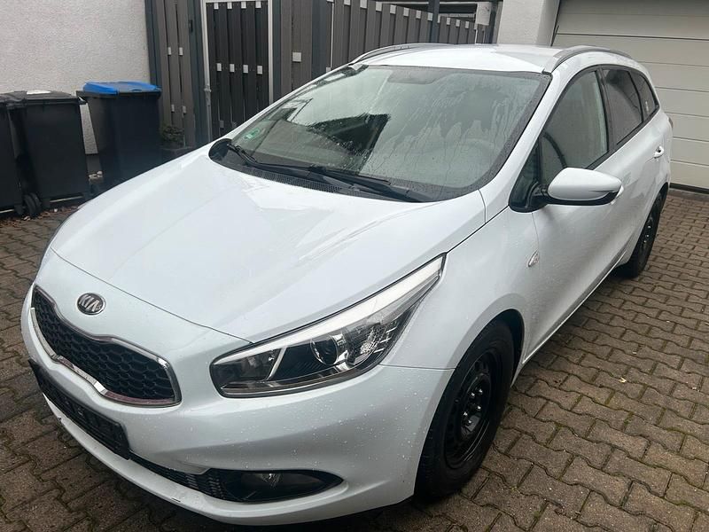 Weiß Gebraucht 2013 Kia Ceed Kleinwagen | 2.999 € (Fairer Preis) - Bild 1/4