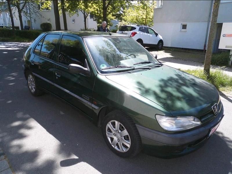 Grün Gebraucht 1998 Peugeot 306 Kleinwagen | 999 € - Bild 1/4