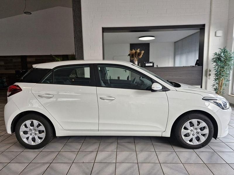 Gebraucht Hyundai i20 Classic 75 PS (55 kW) 2016 Weiß Limousine
