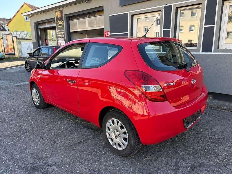 Gebraucht Hyundai i20 Classic 77 PS (56 kW) 2009 Electric red Kleinwagen