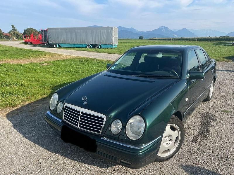 Gebraucht Mercedes E240 Avantgarde 170 PS (125 kW) 1999 Grün Limousine