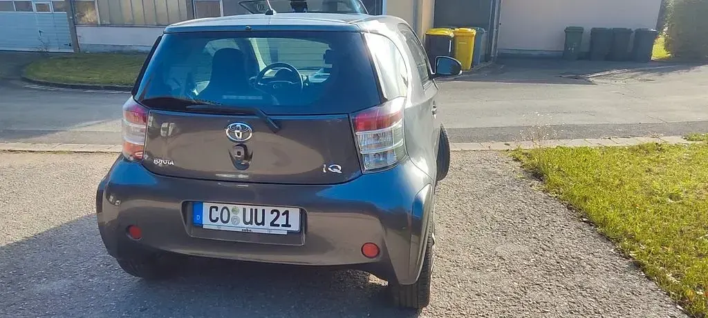 Second-hand Toyota iQ 90 CP (66 kW) 2009 Argintiu Hatchback