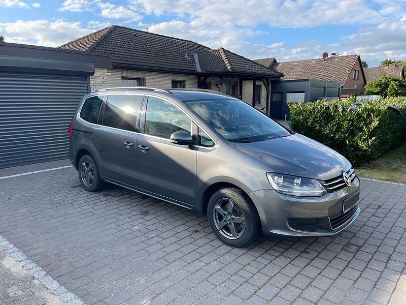 Grau Gebraucht 2015 VW Sharan Comfortline Van / Kleinbus | 14.500 € (Guter Preis) - Bild 1/4