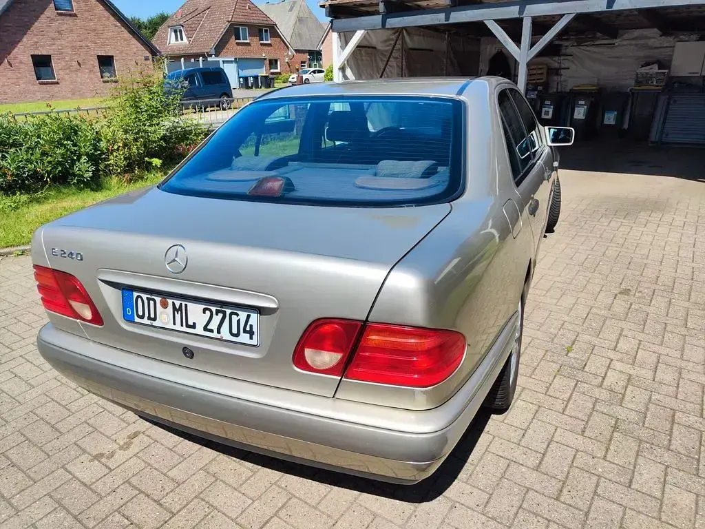 Gebraucht Mercedes E240 170 PS (125 kW) 1998 Gold Limousine