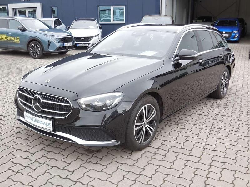 Obsidianschwarz Gebraucht 2023 Mercedes E220 Kombi | 34.900 € (Guter Preis) - Bild 1/4
