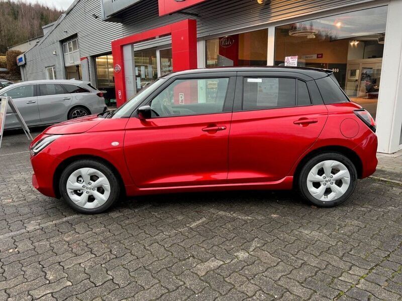 Neu Suzuki Swift Comfort 83 PS (61 kW) 2025 Rot Kleinwagen
