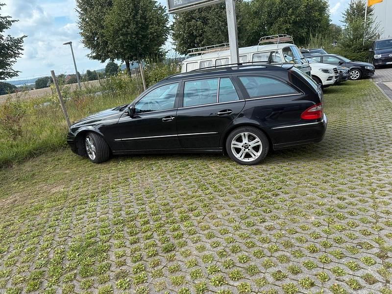 Schwarz Gebraucht 2007 Mercedes E200 Avantgarde Kombi | 4.400 € (Fairer Preis) - Bild 1/4