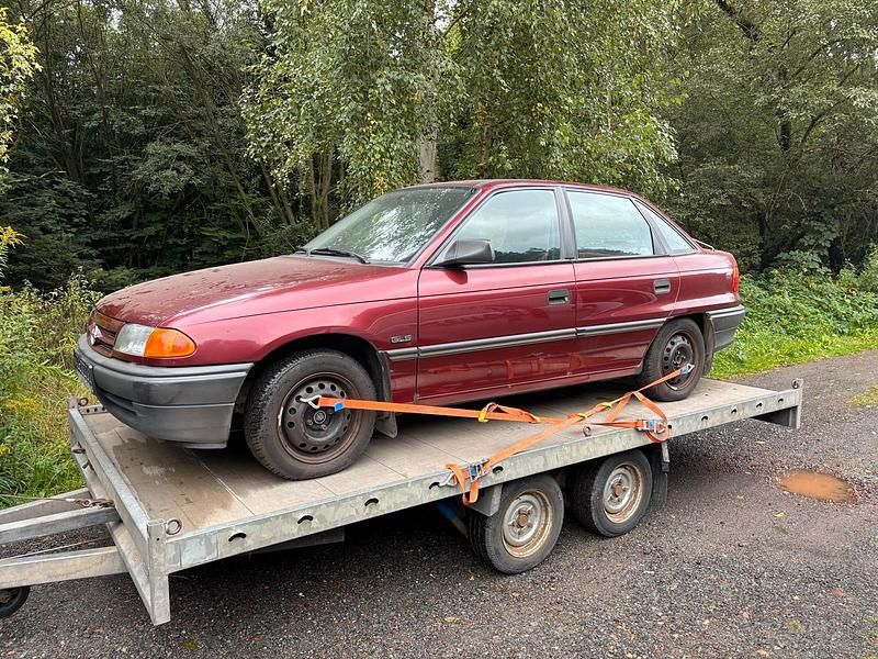Rot Gebraucht 1997 Opel Astra Limousine | 1.000 € - Bild 1/4