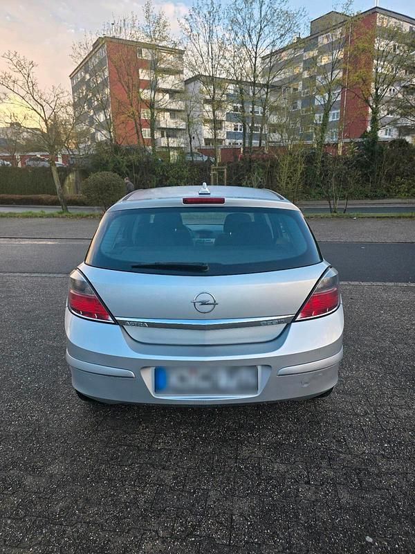 Gebraucht Opel Astra 90 PS (66 kW) 2009 Silber Kleinwagen