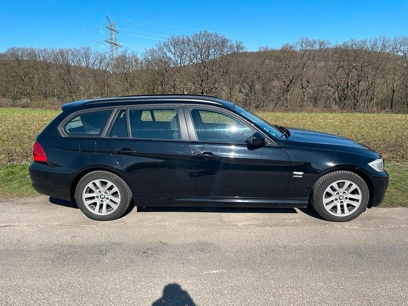 Gebraucht BMW 320 184 PS (135 kW) 2011 Schwarz Kombi
