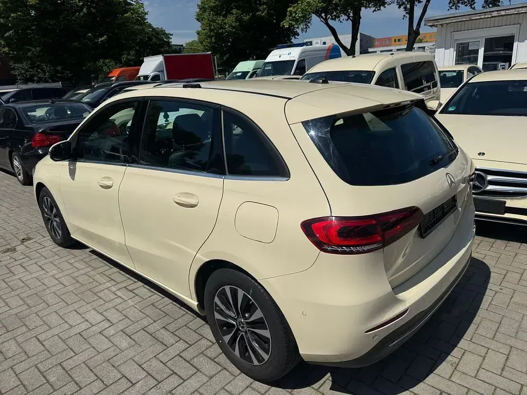 Gebraucht Mercedes B180 116 PS (85 kW) 2021 Beige Kleinwagen