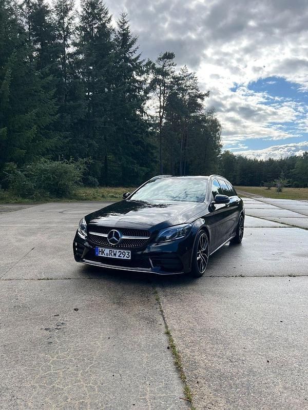 Schwarz Gebraucht 2018 Mercedes C220 AMG line Kombi | 18.500 € (Teuer) - Bild 1/4