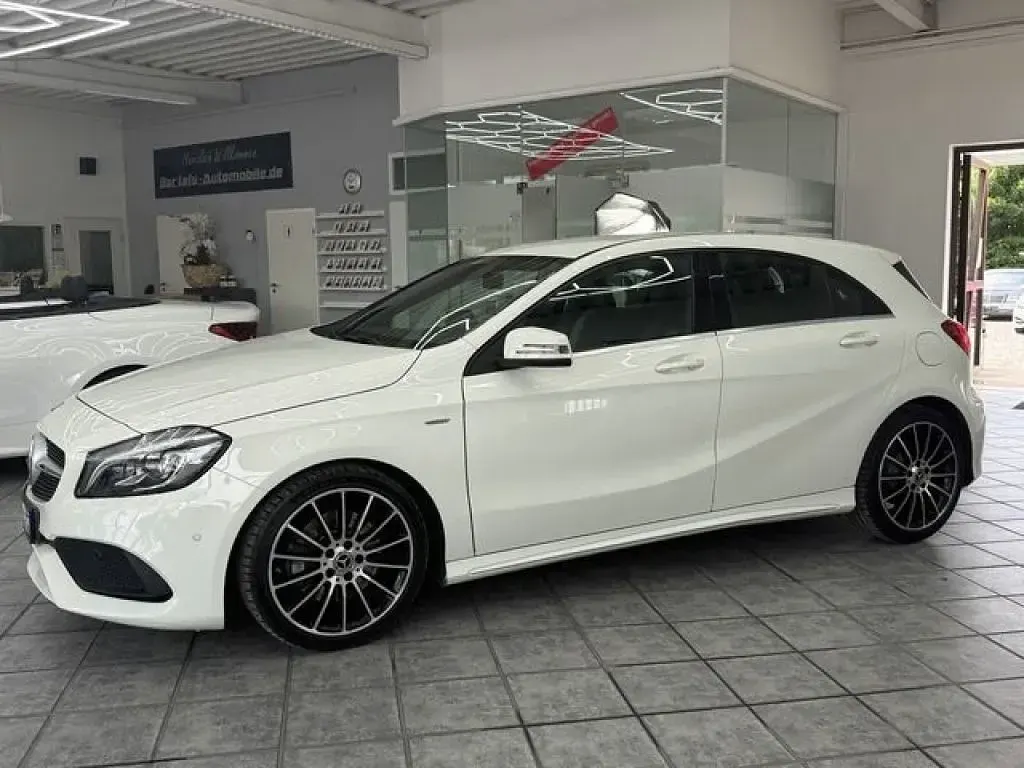 Gebraucht Mercedes 220 177 PS (130 kW) 2018 Calcitweiss  unilack Limousine