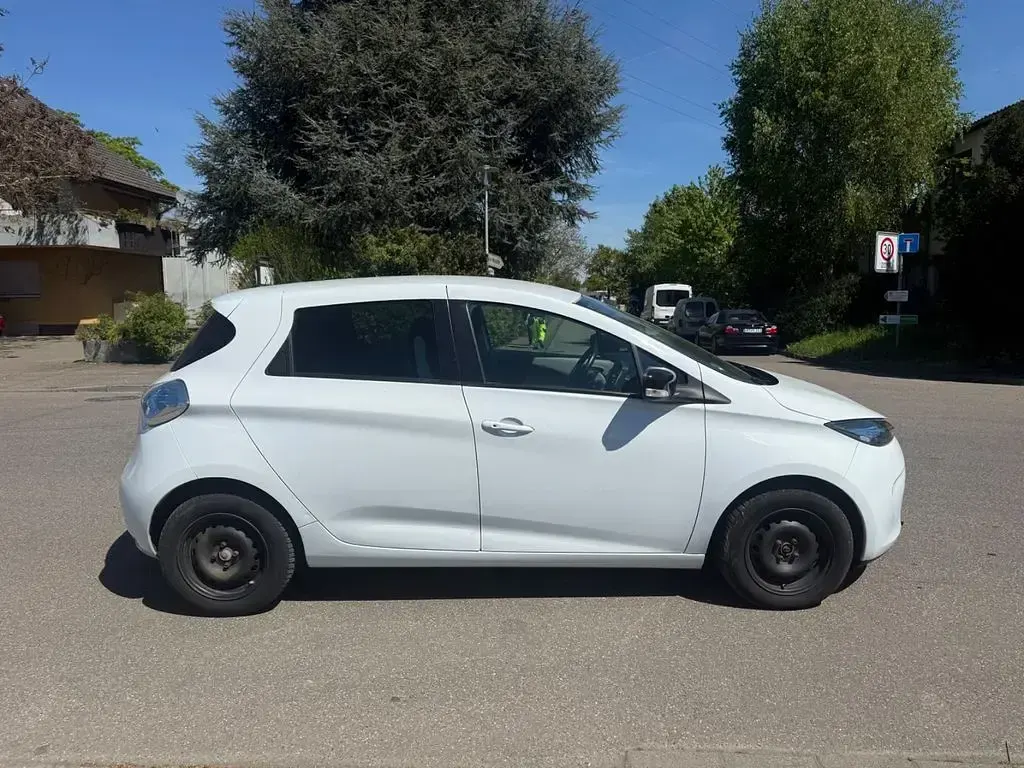 Second-hand Renault Zoe Intens 42 kW (58 CP) 2017 Alb Hatchback