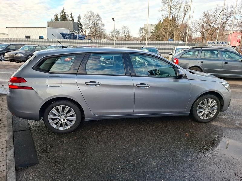 Gebraucht Peugeot 308 SW Active 131 PS (96 kW) 2021 Grau Kombi