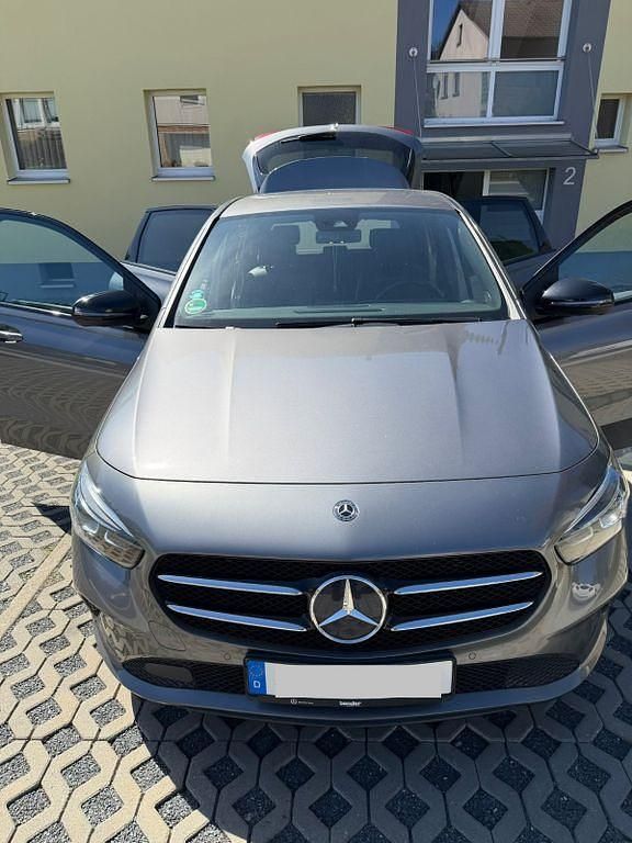 Gebraucht Mercedes B180 116 PS (85 kW) 2019 Grau Van / Kleinbus