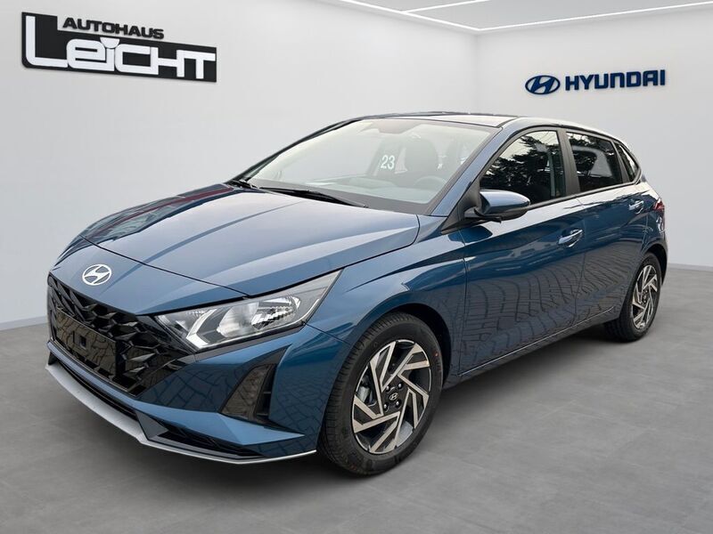 Blau Neu 2025 Hyundai i20 Comfort Limousine | 25.590 € (Etwas zu teuer) - Bild 1/4