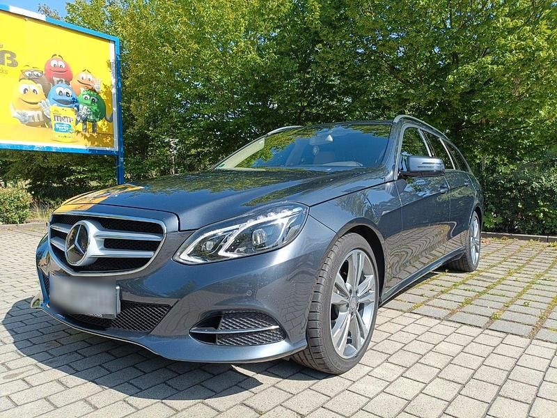 Beige Gebraucht 2013 Mercedes E300 Avantgarde Kombi | 20.399 € (Teuer) - Bild 1/4
