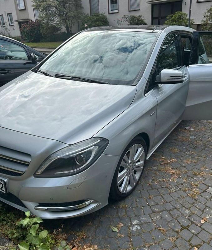 Silber Gebraucht 2012 Mercedes B180 Van / Kleinbus | 6.350 € (Teuer) - Bild 1/4