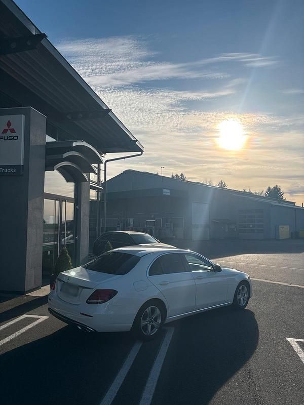 Gebraucht Mercedes E220 194 PS (142 kW) 2017 Weiß Limousine