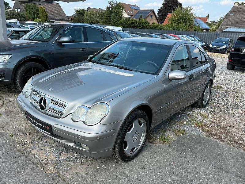 Braun Gebraucht 2003 Mercedes C180 Limousine | 2.390 € (Fairer Preis) - Bild 1/4
