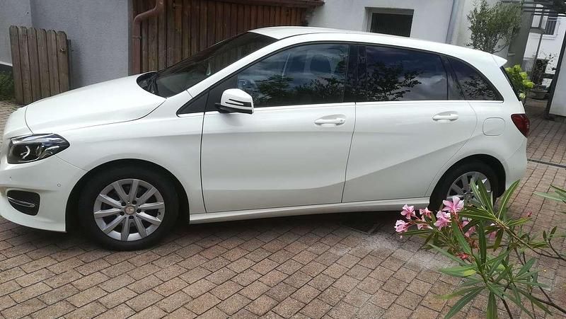 Weiß Gebraucht 2016 Mercedes B180 Edition Van / Kleinbus | 14.700 € (Fairer Preis) - Bild 1/4