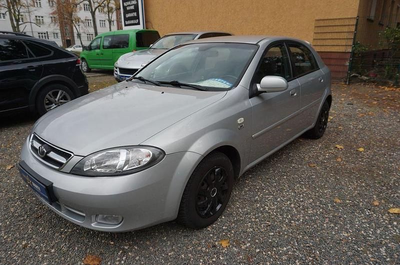 Grau Gebraucht 2004 Chevrolet Lacetti CDX Limousine | 5.990 € (Teuer) - Bild 1/4