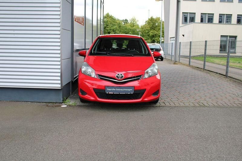 Gebraucht Toyota Yaris Edition 69 PS (50 kW) 2014 Rot Limousine