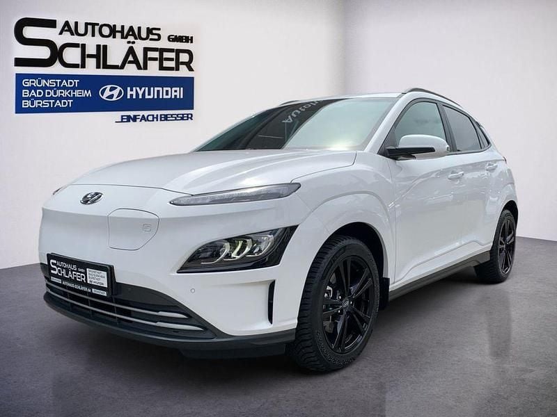 Atlas white / sol Gebraucht 2024 Hyundai Kona SUV | 23.480 € (Superpreis) - Bild 1/4