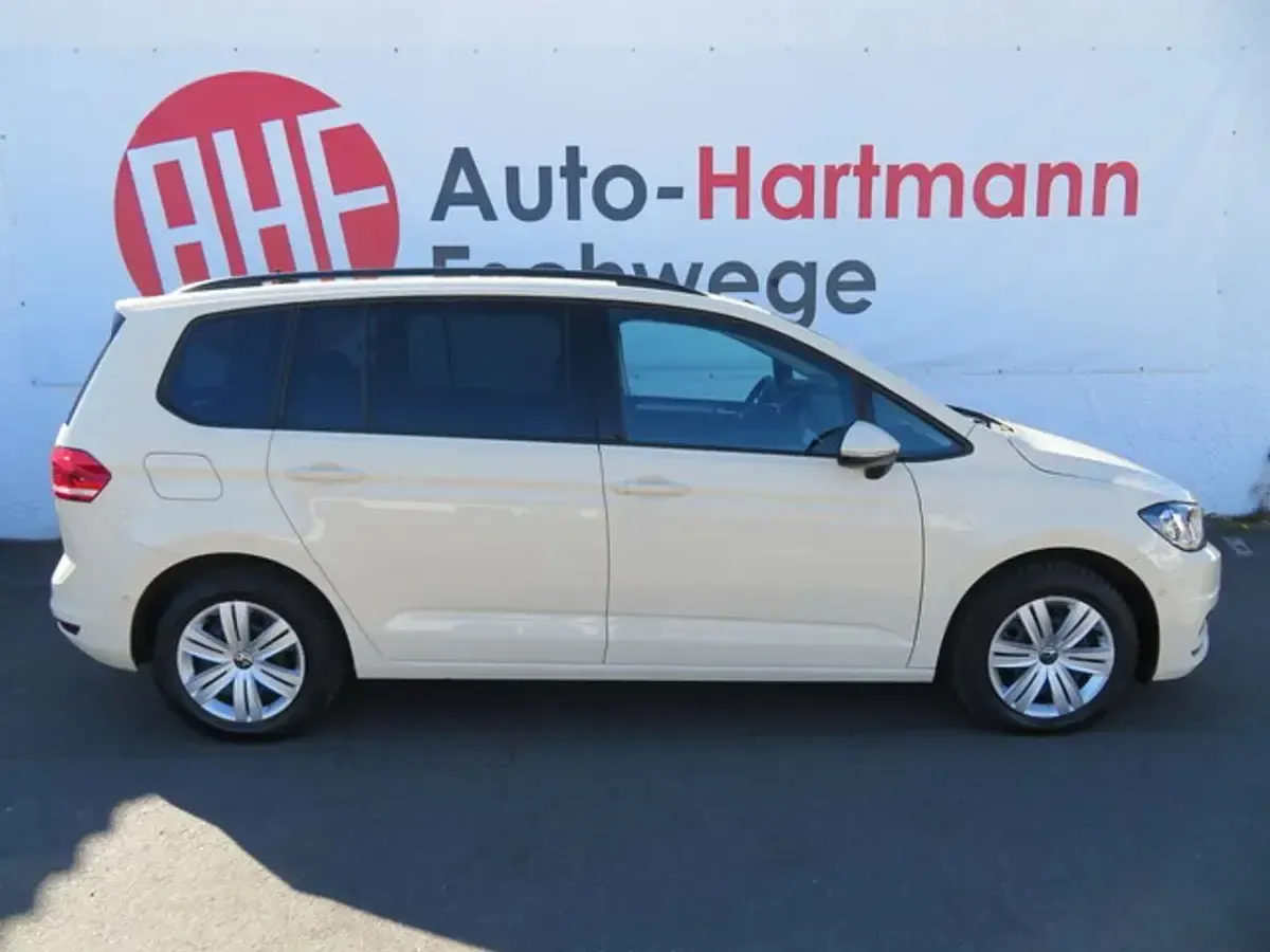 Gebraucht VW Touran Trendline 150 PS (110 kW) 2025 Beige Van / Kleinbus