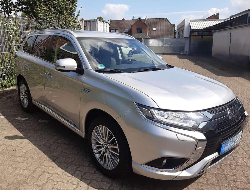 Silber Gebraucht 2021 Mitsubishi Outlander P-HEV SUV | 25.900 € (Fairer Preis) - Bild 1/4