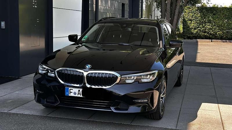Schwarz Gebraucht 2019 BMW 330 Sport Line Kombi | 31.990 € (Fairer Preis) - Bild 1/4