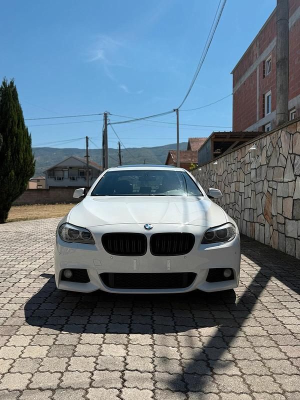 Weiß Gebraucht 2012 BMW 520 M Sport Limousine | 15.190 € (Teuer) - Bild 1/4
