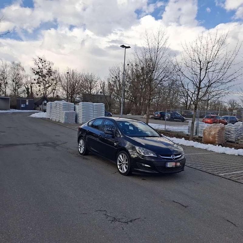 Gebraucht Opel Astra 140 PS (102 kW) 2013 Schwarz Limousine