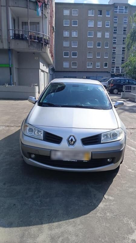 Silber Gebraucht 2006 Renault Mégane II Limousine | 1.800 € - Bild 1/4
