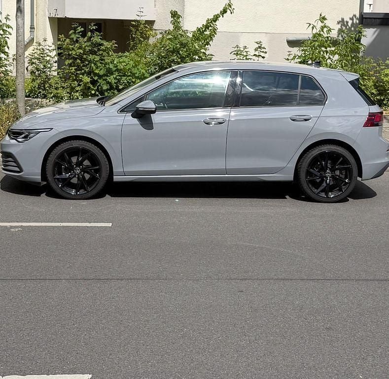 Grau Gebraucht 2021 VW Golf VIII Life Limousine | 19.500 € (Fairer Preis) - Bild 1/4