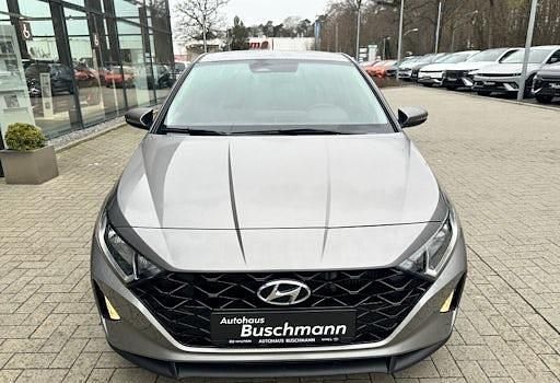 Gebraucht Hyundai i20 Select 100 PS (73 kW) 2022 Silber Kleinwagen
