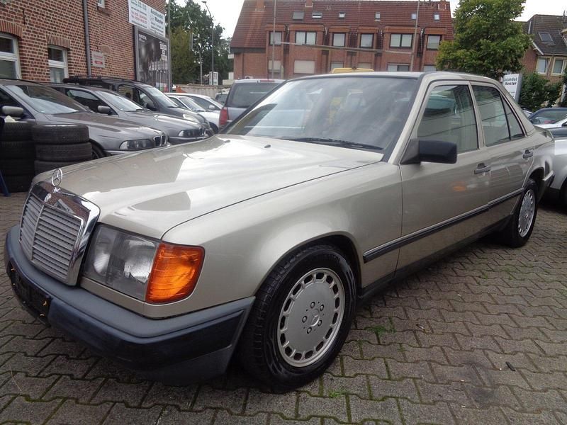 Gebraucht Mercedes E230 131 PS (96 kW) 1988 Gold Limousine