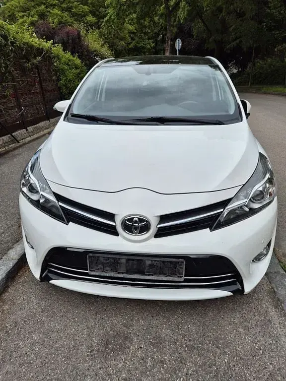 Gebraucht Toyota Verso Skyview Edition 112 PS (82 kW) 2015 Weiß Van / Kleinbus