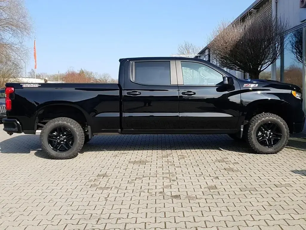 Neu Chevrolet Silverado 360 PS (264 kW) 2025 Schwarz SUV