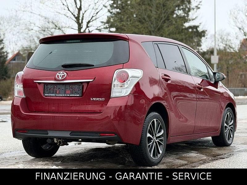 Gebraucht Toyota Verso 147 PS (108 kW) 2015 Rot Van / Kleinbus